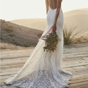 low- back soft lace wedding dress
Style#:WG3827